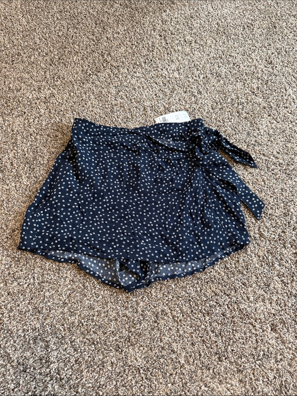NWT Abercrombie & Fitch Women’s Navy Floral Wrap Shorts Size Small